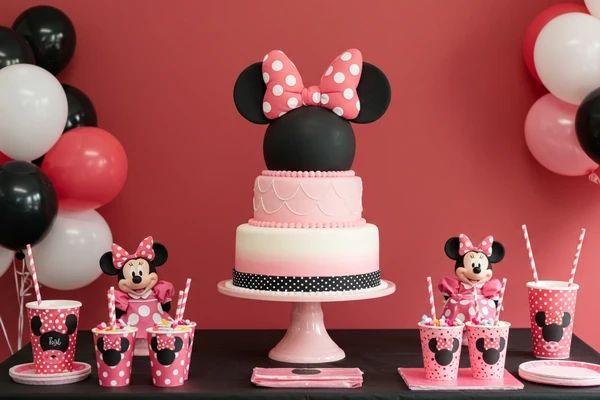 Inspirações de festa Minnie simples com itens baratos