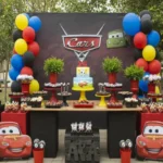 Festa infantil no tema Carros da Disney com enfeites artesanais