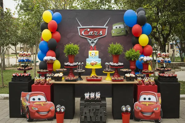 Festa infantil no tema Carros da Disney com enfeites artesanais